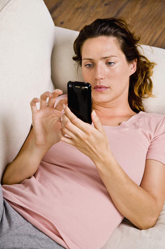 西方人,一个人,客厅,躺,打电话,竖图,俯视,室内,白天,地板,靠垫,沙发,电话,手机,欧洲,欧洲人,仅一个女性,仅一个人,握,服装,靠枕,地面,拿,拿着,注视,休闲装,通讯设备,木地板,一个,衣服,粉色,垫子,枕头,观察,看,仅一个中年女性,休闲,休闲服,握着,服饰,单个,观看,察看,起居室,关注,布艺沙发,客堂,卧着,交流,女人,女性,中年女性,白种人,沟通,躺着,通话,卧,半身,彩图,高角度拍摄