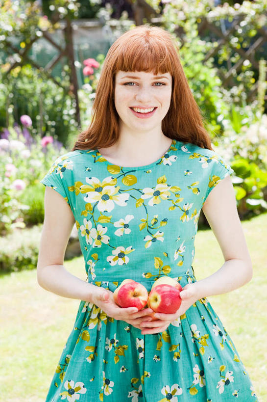 西方人,一个人,站,捧,笑,微笑,露齿笑,竖图,室外,白天,正面,草地,草坪,植物,苹果,水果,欧洲,欧洲人,仅一个年轻女性,仅一个女性,仅一个人,阴影,服装,新鲜,光线,影子,生食,食品,果实,注视,休闲装,草,树,树木,食物,一个,衣服,红色,绿色,阳光,自然,观察,看,站着,休闲,休闲服,服饰,有机食品,绿色食品,生长,单个,成长,观看,察看,关注,年轻女性,女人,女性,白种人,端,端着,捧着,手捧,站立,半身,彩图