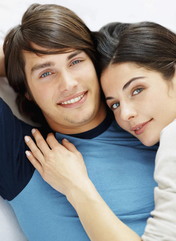 西方人,脸,头,脸颊,手,两个人,躺,举,笑,微笑,露齿笑,竖图,俯视,室内,特写,白天,白色背景,爱情,靠垫,欧洲,欧洲人,双手,服装,瓷砖,地砖,靠枕,地面,浪漫,扭头,休闲装,肩膀,衣服,白色,垫子,枕头,靠,靠着,托,转头,休闲,温暖,温馨,手部,休闲服,恩爱,搭,恋人,摄影,服饰,影棚,和睦,搭着,卧着,男人,男性,年轻男性,年轻女性,女人,女性,白种人,头部,脸部,脸蛋,面部,情侣,举起,举手,举着,躺着,卧,向上举,向上伸,向上托,半身,彩图,高角度拍摄,影棚拍摄,拍摄,伴侣,融洽