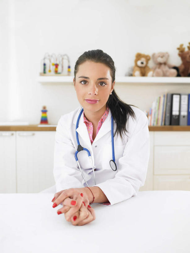 西方人,一个人,医生,医院,坐,笑,微笑,竖图,室内,白天,正面,工作服,制服,游戏,桌面,桌子,书籍,玩具,欧洲,欧洲人,仅一个女性,仅一个人,木制,墙,玩,置物架,注视,娱乐,架子,墙壁,墙面,一个,白色,木制品,听诊器,观察,看,仅一个中年女性,医护人员,医疗人员,休闲,益智,搭,单个,观看,活动,察看,医疗设备,白大褂,搭着,发泄,关注,消遣,智力,医疗器械,陈列架,医疗工具,医疗机构,宣泄,工作制服,搁架,检测工具,女人,女性,中年女性,白种人,大夫,书,图书,玩耍,嬉戏,坐着,半身,彩图,工作套服,病院,诊所