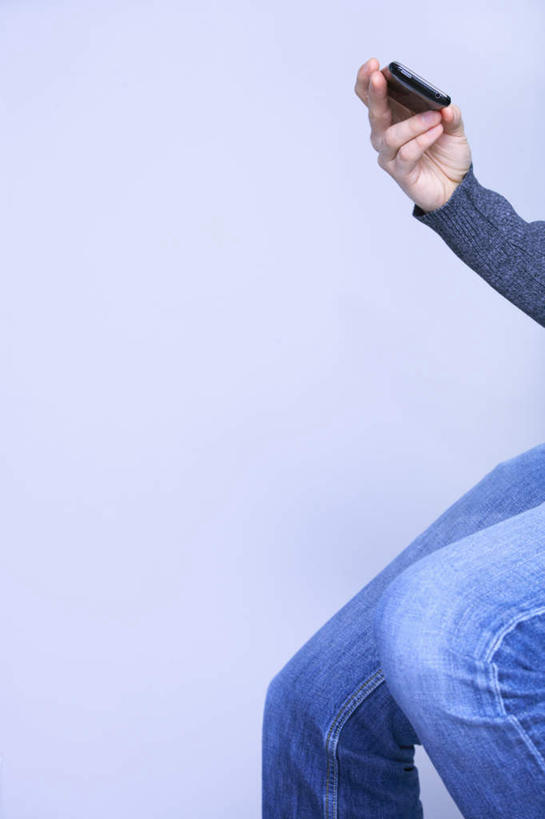 西方人,手,腿部,腿,一个人,坐,举,打电话,竖图,室内,特写,白天,正面,电话,手机,欧洲,欧洲人,仅一个男性,仅一个人,仅一个中年男性,握,蓝色背景,裤子,拿,拿着,牛仔裤,通讯设备,一个,托,手部,握着,摄影,影棚,单个,单手,交流,男人,男性,中年男性,白种人,沟通,举起,举手,举着,通话,向上举,向上伸,向上托,坐着,半身,彩图,影棚拍摄,拍摄