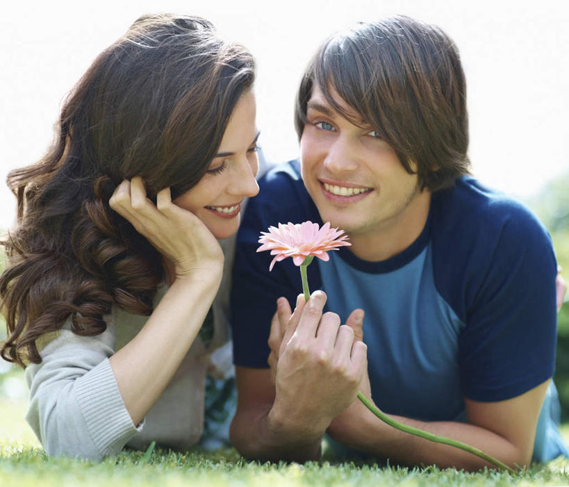 西方人,两个人,躺,笑,微笑,露齿笑,横图,室外,白天,正面,爱情,草地,草坪,植物,欧洲,欧洲人,撑,握,阴影,服装,盛开,光线,影子,云,云朵,浪漫,拿,花蕾,云彩,拿着,扭头,注视,休闲装,草,花,花瓣,花朵,鲜花,衣服,粉色,蓝色,绿色,白云,蓝天,天空,阳光,天,花苞,花蕊,观察,看,趴着,转头,休闲,温暖,温馨,休闲服,恩爱,握着,恋人,服饰,晴朗,观看,和睦,察看,撑着,关注,卧着,男人,男性,年轻男性,年轻女性,女人,女性,白种人,情侣,晴空,趴,躺着,卧,半身,彩图,伴侣,融洽