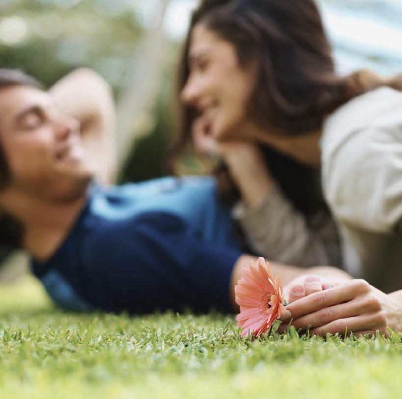 西方人,两个人,躺,举,笑,微笑,露齿笑,横图,室外,白天,正面,爱情,草地,草坪,植物,欧洲,欧洲人,撑,握,阴影,服装,朦胧,模糊,盛开,光线,影子,非洲菊,浪漫,拿,花蕾,拿着,托腮,注视,休闲装,草,花,花瓣,花朵,鲜花,衣服,粉色,绿色,阳光,花苞,花蕊,观察,看,趴着,托,休闲,温暖,温馨,休闲服,菊花,恩爱,握着,恋人,服饰,观看,和睦,察看,撑着,关注,托下巴,扶郎花,灯盏花,千日菊,卧着,男人,男性,年轻男性,年轻女性,女人,女性,白种人,情侣,举起,举手,举着,趴,躺着,卧,向上举,向上伸,向上托,半身,彩图,伴侣,融洽