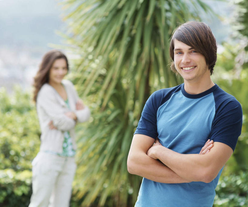 西方人,两个人,站,笑,双手交叉,微笑,露齿笑,横图,室外,白天,正面,爱情,草地,草坪,植物,欧洲,欧洲人,阴影,服装,朦胧,模糊,光线,影子,云,云朵,浪漫,云彩,注视,休闲装,草,树,树木,衣服,蓝色,绿色,白云,蓝天,天空,阳光,自然,天,观察,看,站着,休闲,温暖,温馨,休闲服,恩爱,恋人,服饰,生长,晴朗,成长,观看,和睦,察看,双手抱胸,关注,男人,男性,年轻男性,年轻女性,女人,女性,白种人,情侣,晴空,站立,半身,彩图,伴侣,融洽