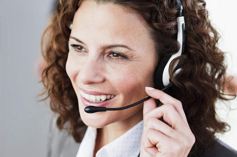 西方人,脸,头,脸颊,手,头发,一个人,商务人士,商务女性,坐,笑,微笑,露齿笑,横图,室内,特写,白天,正面,通讯,欧洲,欧洲人,仅一个女性,仅一个人,握,套装,朦胧,模糊,信息,墙,拿,拿着,注视,肩膀,墙壁,墙面,一个,黑色,耳机,耳麦,话筒,观察,看,仅一个中年女性,手部,握着,通信,单个,观看,单手,协调,察看,麦克风,关注,扩音器,商务装,蓝牙,蓝牙耳机,传声器,工薪阶层,微音器,女人,女性,中年女性,白种人,头部,卷发,脸部,脸蛋,面部,白领,上班族,坐着,半身,彩图,短发