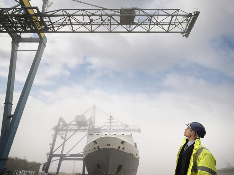 西方人,一个人,工厂,站,横图,室外,白天,仰视,工作服,制服,机器,帽子,欧洲,欧洲人,仅一个男性,仅一个人,仅一个中年男性,阴影,光线,头盔,影子,云,云朵,云彩,注视,蓝色,白云,蓝天,天空,阳光,安全帽,天,观察,看,站着,机械,晴朗,观看,察看,关注,工作制服,男人,男性,中年男性,白种人,晴空,抬头,仰头,站立,半身,彩图,低角度拍摄,工作套服,工地,制造厂