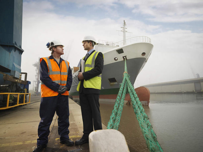 西方人,两个人,伙伴,朋友,码头,站,横图,室外,白天,正面,工作服,制服,友谊,合作,团队,港口,轮船,船,帽子,欧洲,欧洲人,握,阴影,光线,头盔,影子,云,云朵,云彩,扭头,注视,蓝色,白云,蓝天,天空,阳光,安全帽,交通工具,天,观察,看,站着,转头,战略,握着,晴朗,观看,察看,关注,载具,联合,合谋,工作制服,配合,协作,男人,男性,中年男性,白种人,晴空,站立,半身,彩图,工作套服,摆渡口,埠头,渡口,渡头,港湾,海港,货运码头,口岸,商港