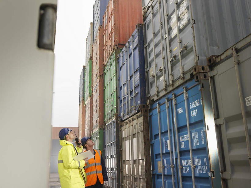 西方人,两个人,伙伴,朋友,码头,站,横图,室外,白天,正面,工作服,制服,友谊,合作,团队,港口,帽子,欧洲,欧洲人,一排,许多,阴影,整齐,光线,头盔,影子,云,云朵,集装箱,很多,云彩,注视,货柜,排列,蓝色,白云,蓝天,天空,阳光,安全帽,箱子,天,观察,看,站着,战略,运输,晴朗,观看,堆,察看,队列,关注,物流,联合,合谋,工作制服,配合,协作,男人,男性,中年男性,白种人,晴空,抬头,仰头,站立,半身,彩图,工作套服,摆渡口,埠头,渡口,渡头,港湾,海港,货运码头,口岸,商港