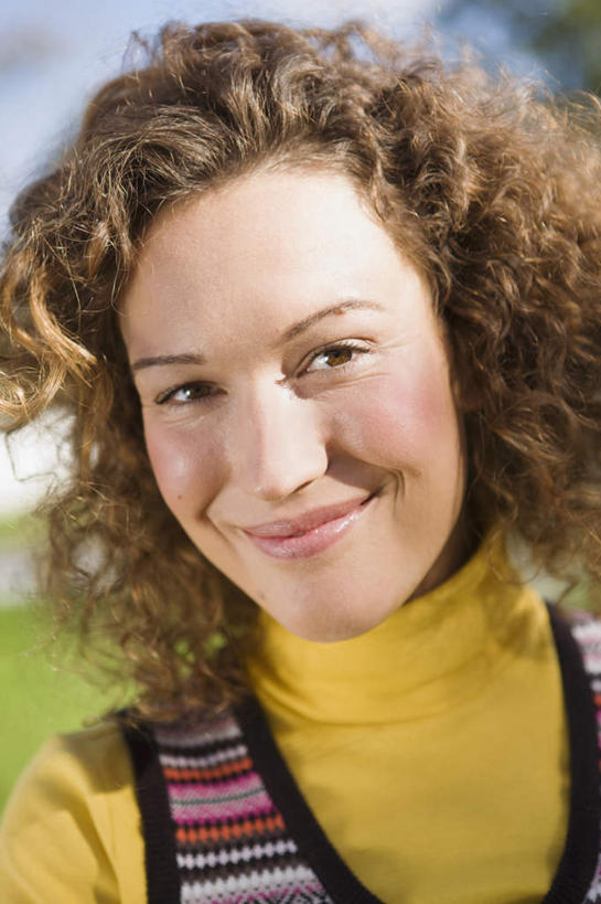 西方人,脸,头,脸颊,头发,一个人,站,笑,微笑,竖图,室内,特写,白天,正面,草地,草坪,植物,欧洲,欧洲人,仅一个年轻女性,仅一个女性,仅一个人,阴影,服装,朦胧,模糊,光线,影子,棕色,注视,休闲装,肩膀,草,衣服,绿色,阳光,观察,看,站着,休闲,休闲服,服饰,观看,察看,关注,年轻女性,女人,女性,白种人,头部,卷发,脸部,脸蛋,面部,站立,半身,彩图,短发