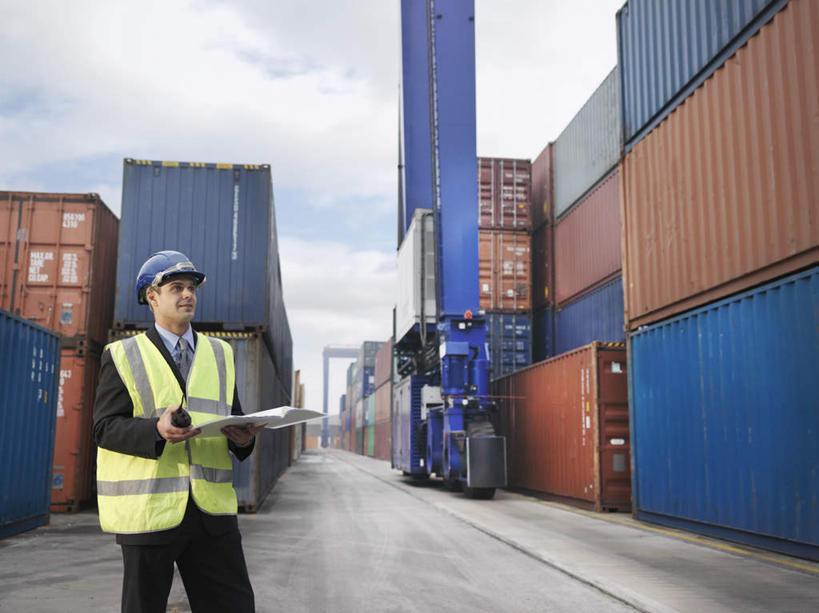 西方人,一个人,码头,站,横图,室外,白天,正面,工作服,制服,港口,帽子,欧洲,欧洲人,仅一个男性,仅一个人,仅一个中年男性,一排,许多,握,阴影,整齐,光线,材料,档案,头盔,文件,影子,云,云朵,集装箱,很多,拿,云彩,拿着,注视,货柜,排列,蓝色,白云,蓝天,天空,阳光,安全帽,箱子,资料,天,观察,看,站着,握着,运输,晴朗,观看,堆,察看,队列,关注,文档,物流,工作制服,男人,男性,中年男性,白种人,晴空,抬头,仰头,站立,半身,彩图,工作套服,摆渡口,埠头,渡口,渡头,港湾,海港,货运码头,口岸,商港,安全服,反光背心,反光服,反光衣