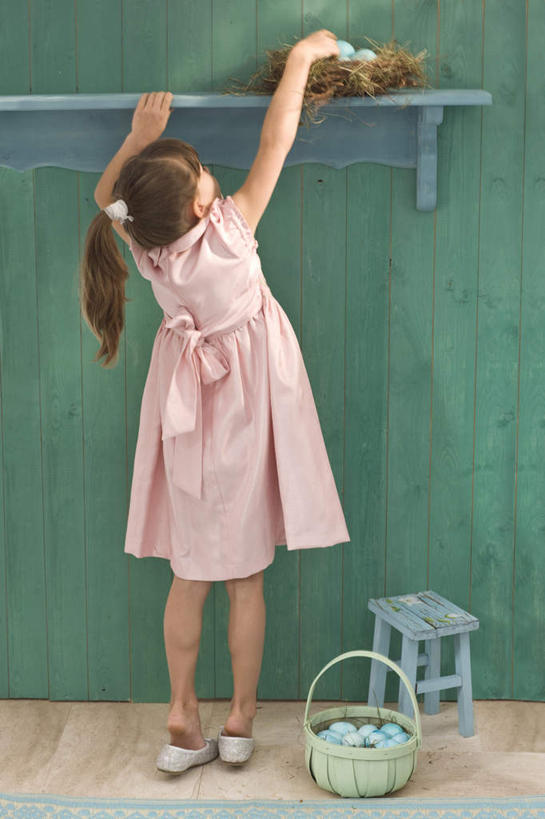 西方人,儿童,一个人,站,举,交叉,竖图,室内,白天,游戏,纯洁,竹子,熊,玩具,欧洲,欧洲人,仅一个女性,仅一个人,握,竹制,服装,编织,木制,板凳,篮子,玩偶,凳子,泰迪熊,拿,玩,置物架,拿着,注视,休闲装,娱乐,架子,一个,一只,小孩,背面,衣服,蓝色,木制品,玩具熊,竹篮,观察,看,托,站着,仅一个小孩,休闲,休闲服,可爱,童年,童趣,益智,握着,服饰,毛绒玩具,单个,观看,竹条,交织,安慰,察看,竹制品,发泄,关注,消遣,陈列架,童真,烂漫,无邪,宣泄,罗斯福熊,穿插,搁架,天真,女孩,女人,女性,白种人,孩子,举起,举手,举着,玩耍,嬉戏,向上举,向上伸,向上托,站立,彩图,全身,女生