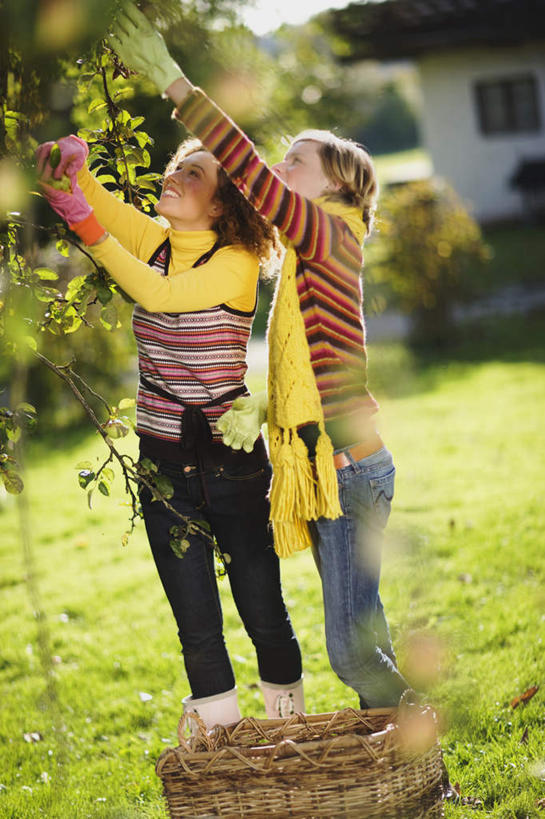 西方人,两个人,伙伴,朋友,家,果园,站,举,笑,交叉,微笑,露齿笑,竖图,室外,白天,正面,友谊,安全,合作,团队,草地,草坪,田园,植物,竹子,橄榄,水果,欧洲,欧洲人,一条,握,阴影,竹制,服装,朦胧,模糊,新鲜,装饰,编织,光线,篮子,影子,房屋,屋子,生食,食品,果实,果树,防护,拿,拿着,注视,休闲装,楼房,住宅,草,树,树木,食物,衣服,绿色,阳光,自然,手套,围巾,竹篮,观察,看,靠,靠着,托,站着,休闲,温暖,休闲服,战略,握着,服饰,有机食品,绿色食品,生长,成长,围脖,观看,竹条,保暖,保护,华丽,交织,点缀,察看,竹制品,御寒,关注,保险,田庄,保全,周全,安稳,安定,联合,合谋,衬托,美观,雅致,雅观,防护手套,穿插,园子,配合,平安,协作,年轻女性,女人,女性,白种人,青果,白榄,举起,举手,举着,向上举,向上伸,向上托,站立,彩图,全身,房子