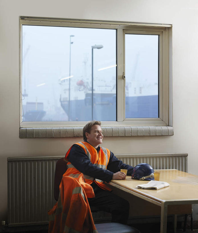 西方人,一个人,商务人士,商务男性,办公室,坐,竖图,室内,白天,正面,衬衫,窗户,家具,桌子,椅子,欧洲,欧洲人,仅一个男性,仅一个人,仅一个中年男性,套装,材料,档案,文件,办公桌,墙,扭头,注视,玻璃窗,墙壁,墙面,会议椅,资料,观察,看,转头,搭,观看,办公椅,察看,搭着,关注,文档,商务装,工薪阶层,办公家具,商务椅,培训椅,男人,男性,中年男性,白种人,白领,上班族,坐着,半身,彩图,衬衣