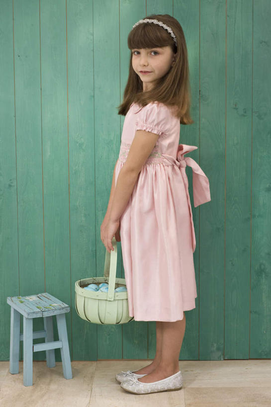 西方人,儿童,一个人,站,笑,交叉,微笑,露齿笑,竖图,室内,白天,侧面,裙子,纯洁,竹子,欧洲,欧洲人,仅一个女性,仅一个人,握,竹制,连衣裙,装饰,编织,木制,板凳,篮子,头饰,凳子,墙,拿,拿着,扭头,注视,墙壁,墙面,一个,小孩,粉色,蓝色,发箍,发饰,木制品,饰品,竹篮,观察,看,站着,转头,仅一个小孩,可爱,童年,童趣,握着,单个,头箍,观看,竹条,华丽,修饰,交织,点缀,察看,竹制品,关注,发卡,童真,烂漫,无邪,配饰,衬托,美观,雅致,雅观,穿插,天真,女孩,女人,女性,白种人,孩子,站立,彩图,全身,女生