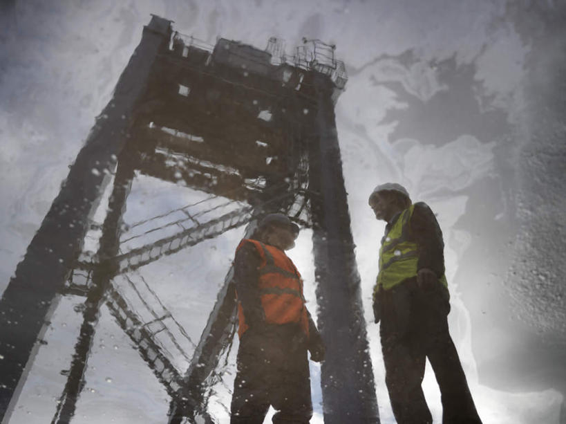 西方人,两个人,伙伴,朋友,码头,站,横图,室外,白天,仰视,工作服,制服,友谊,合作,团队,机器,港口,帽子,欧洲,欧洲人,头盔,注视,安全帽,观察,看,站着,机械,战略,观看,察看,关注,联合,合谋,工作制服,配合,协作,男人,男性,中年男性,白种人,站立,半身,彩图,低角度拍摄,工作套服,摆渡口,埠头,渡口,渡头,港湾,海港,货运码头,口岸,商港,安全服,反光背心,反光服,反光衣