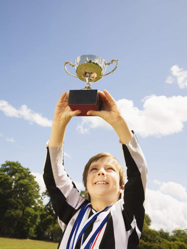 西方人,儿童,一个人,运动员,站,举,笑,微笑,露齿笑,竖图,室外,白天,仰视,运动服,纯洁,成功,胜利,草地,草坪,植物,欧洲,欧洲人,仅一个男性,仅一个人,握,阴影,服装,光线,影子,云,云朵,拿,足球运动员,云彩,拿着,注视,草,树,树木,一个,小孩,衣服,蓝色,绿色,白云,蓝天,天空,阳光,自然,天,观察,看,托,站着,仅一个小孩,光彩,可爱,童年,童趣,握着,服饰,生长,晴朗,单个,成长,观看,察看,衣着,穿着,关注,荣誉,奖品,童真,烂漫,无邪,荣耀,衣饰,光荣,天真,男孩,男人,男性,白种人,孩子,晴空,体育运动员,运动选手,举起,举手,举着,向上举,向上伸,向上托,站立,半身,彩图,低角度拍摄,奖杯,男生,运动装