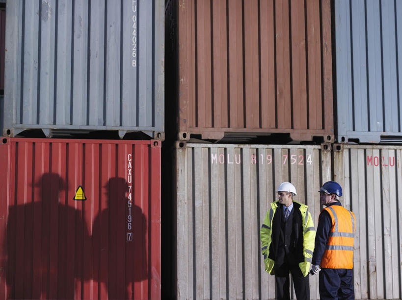 西方人,背部,两个人,伙伴,朋友,码头,站,横图,室外,白天,正面,工作服,制服,友谊,合作,团队,港口,帽子,欧洲,欧洲人,一排,许多,阴影,整齐,光线,头盔,影子,集装箱,很多,扭头,注视,货柜,排列,阳光,安全帽,箱子,观察,看,站着,转头,战略,运输,观看,堆,察看,队列,关注,物流,联合,合谋,工作制服,配合,协作,男人,男性,中年男性,白种人,站立,半身,彩图,工作套服,摆渡口,埠头,渡口,渡头,港湾,海港,货运码头,口岸,商港,安全服,反光背心,反光服,反光衣