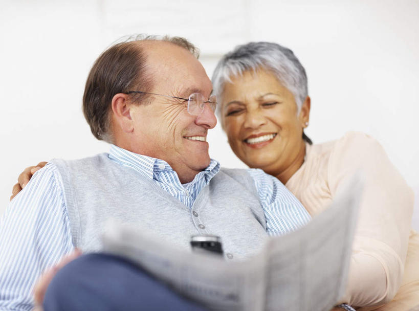 西方人,老年人,两个人,家庭,夫妻,坐,笑,微笑,露齿笑,横图,室内,白天,正面,爱情,报纸,欧洲,欧洲人,握,服装,朦胧,模糊,信息,墙,浪漫,拿,拿着,扭头,注视,休闲装,墙壁,墙面,衣服,观察,看,靠,靠着,转头,休闲,温暖,温馨,一家人,休闲服,恩爱,搭,握着,恋人,服饰,观看,新闻,和睦,察看,搭着,关注,老年男性,老年女性,男人,男性,女人,女性,白种人,夫妇,情侣,坐着,半身,彩图,伴侣,融洽,报刊