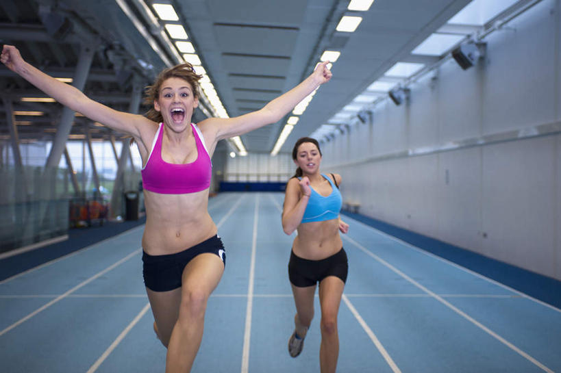 西方人,两个人,运动员,体育馆,运动场,跑,举,伸展双臂,笑,大笑,横图,室内,白天,正面,运动服,锻炼,兴奋,运动,照明,欧洲,欧洲人,服装,墙,跑道,灯光,注视,体育场,顶灯,墙壁,墙面,灯,衣服,灯具,观察,看,托,张嘴,服饰,田径场,观看,照亮,察看,衣着,照明设备,穿着,关注,塑胶跑道,张大嘴巴,哈哈大笑,对手,运动馆,衣饰,敌手,体育,年轻女性,女人,女性,白种人,张开嘴,体育运动员,运动选手,敞开双臂,举起,举手,举着,跑步,伸开双臂,向上举,向上伸,向上托,展开双肩,张开手臂,张开双臂,半身,彩图,健身,高兴,狂笑,全天候田径运动跑道,运动装