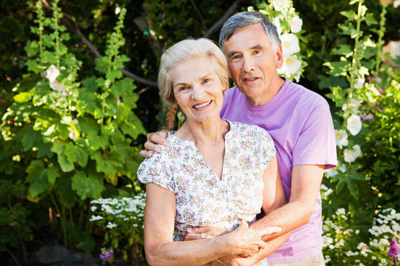 西方人,老年人,两个人,家庭,夫妻,站,笑,微笑,露齿笑,横图,室外,白天,正面,爱情,花海,花圃,植物,叶子,欧洲,欧洲人,阴影,服装,盛开,光线,影子,浪漫,花蕾,注视,休闲装,花,花瓣,花朵,花卉,鲜花,衣服,绿色,阳光,花丛,花束,花田,花苞,花蕊,观察,看,靠,靠着,站着,休闲,温暖,温馨,一家人,休闲服,恩爱,搭,恋人,服饰,观看,和睦,察看,搭着,关注,老年男性,老年女性,男人,男性,女人,女性,白种人,夫妇,情侣,站立,半身,彩图,伴侣,融洽