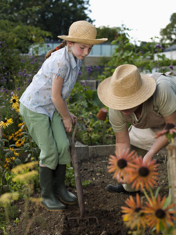 西方人,儿童,中年人,两个人,家庭,母亲,女儿,站,竖图,室外,白天,正面,纯洁,草地,草坪,花海,花圃,植物,帽子,叶子,欧洲,欧洲人,两顶,弯腰,握,阴影,服装,盛开,光线,铲子,影子,云,云朵,拿,花蕾,云彩,拿着,注视,休闲装,草,花,花瓣,花朵,花卉,鲜花,树,树木,一个,小孩,衣服,蓝色,绿色,白云,蓝天,天空,阳光,自然,遮阳帽,花丛,花束,花田,天,花苞,花蕊,观察,看,站着,休闲,温暖,温馨,母女,一家人,休闲服,可爱,母爱,童年,童趣,握着,服饰,生长,晴朗,单个,成长,观看,和睦,察看,关注,童真,烂漫,无邪,弯身,天真,女孩,女人,女性,中年女性,白种人,孩子,晴空,站立,半身,彩图,融洽,女生