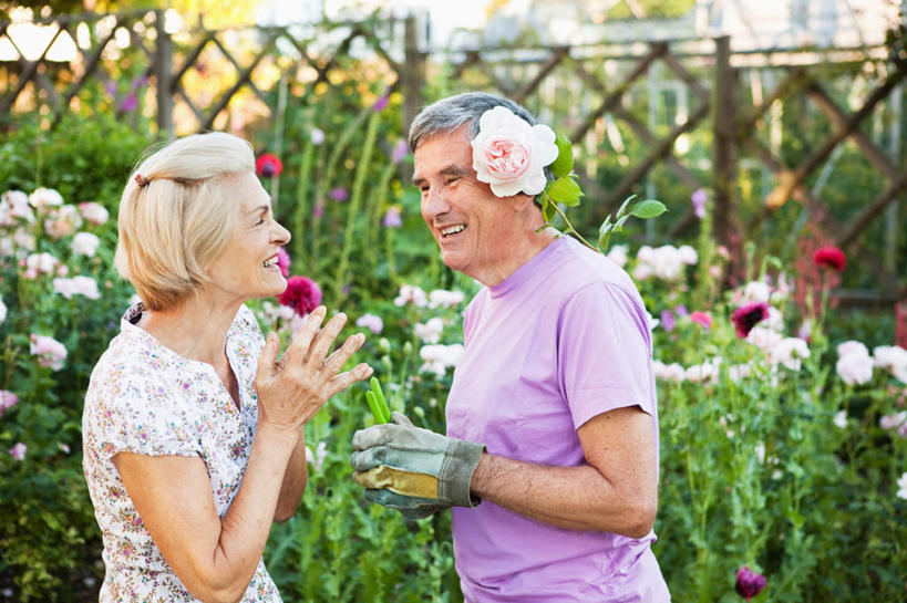 西方人,中年人,两个人,家庭,夫妻,栏杆,站,笑,微笑,露齿笑,横图,室外,白天,侧面,爱情,安全,花海,花圃,植物,叶子,欧洲,欧洲人,握,阴影,服装,盛开,光线,木制,影子,栅栏,篱笆,围栏,防护,浪漫,拿,花蕾,拿着,扭头,注视,休闲装,护栏,花,花瓣,花朵,花卉,鲜花,衣服,绿色,阳光,木制品,手套,花丛,花束,花田,花苞,花蕊,观察,看,站着,转头,休闲,温暖,温馨,一家人,休闲服,恩爱,握着,恋人,服饰,观看,保护,和睦,察看,关注,保险,保全,周全,安稳,安定,防护手套,平安,男人,男性,女人,女性,中年男性,中年女性,白种人,夫妇,情侣,站立,半身,彩图,伴侣,融洽