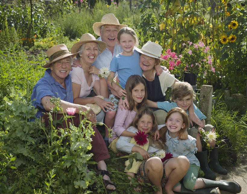 西方人,儿童,老年人,夫妻,母亲,父亲,女儿,祖母,祖父,三代同堂,站,坐,笑,微笑,露齿笑,横图,室外,白天,正面,爱情,纯洁,草地,草坪,植物,帽子,欧洲,欧洲人,握,阴影,服装,盛开,光线,影子,许多人,浪漫,拿,花蕾,拿着,注视,休闲装,祖孙三代,草,花,花瓣,花朵,鲜花,树,树木,小孩,衣服,绿色,阳光,自然,遮阳帽,花苞,花蕊,观察,看,靠,靠着,站着,一群人,休闲,温暖,温馨,父女,母女,休闲服,恩爱,父爱,可爱,母爱,童年,童趣,搭,握着,恋人,服饰,生长,奶奶,爷爷,成长,观看,祖孙,和睦,察看,搭着,关注,童真,烂漫,无邪,外婆,外孙女,外祖母,外公,外祖父,外孙,外孙子,天真,老年男性,老年女性,男孩,男人,男性,年轻男性,年轻女性,女孩,女人,女性,白种人,孩子,年轻人,夫妇,情侣,全家福,孙女,孙子,站立,坐着,半身,彩图,伴侣,融洽,男生,女生,爸爸,多代同堂,妈妈
