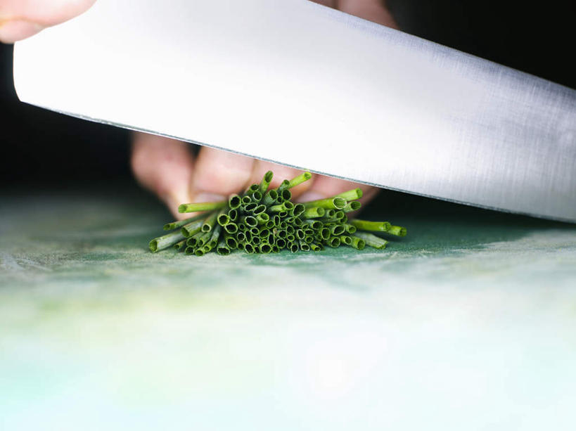 西方人,手,一个人,横图,室内,特写,白天,侧面,蔬菜,金属制品,欧洲,欧洲人,双手,仅一个女性,仅一个人,一把,一堆,许多,握,堆叠,堆积,朦胧,模糊,新鲜,金属,工具,葱,青葱,食品,案板,刀具,很多,拿,拿着,砧板,食物,刀,仅一个中年女性,手部,握着,有机食品,绿色食品,堆,菜刀,切菜刀,女人,女性,中年女性,白种人,半身,彩图