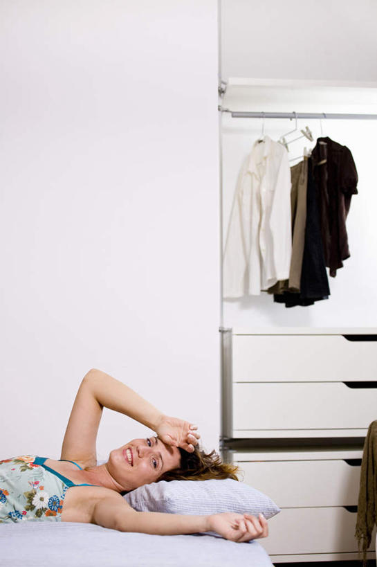 西方人,一个人,躺,举,竖图,俯视,室内,白天,床,靠垫,卧室,桌面,桌子,吊带,衣架,欧洲,欧洲人,仅一个年轻女性,仅一个女性,仅一个人,服装,木制,墙,双人床,床单,靠枕,扭头,注视,吊带衫,被子,墙壁,墙面,衣服,白色,木制品,垫子,枕头,观察,看,托,转头,搭,服饰,观看,察看,被单,衣着,穿着,搭着,关注,衣饰,卧着,年轻女性,女人,女性,白种人,挂衣架,晾衣架,举起,举手,举着,躺着,卧,向上举,向上伸,向上托,半身,彩图,高角度拍摄,睡房,卧房