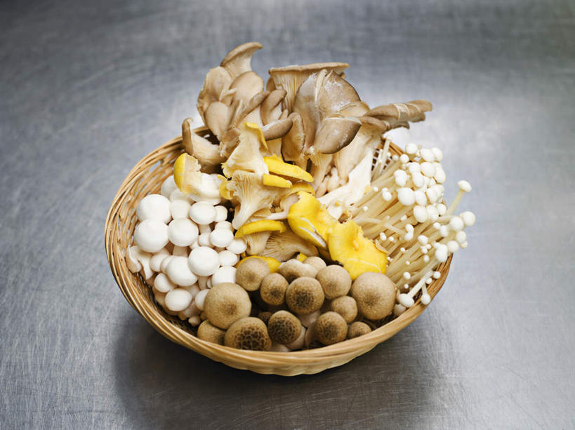 无人,横图,俯视,室内,特写,白天,桌面,桌子,蔬菜,一堆,许多,堆叠,堆积,新鲜,木制,陶瓷,金针菇,菌菇,食品,陶瓷制品,很多,菌类,食物,一个,木制品,容器,碗,食用菌,有机食品,绿色食品,单个,储藏,堆,储存,构菌,金菇,毛柄金钱菌,银针菇,智力菇,彩图,高角度拍摄,贮存