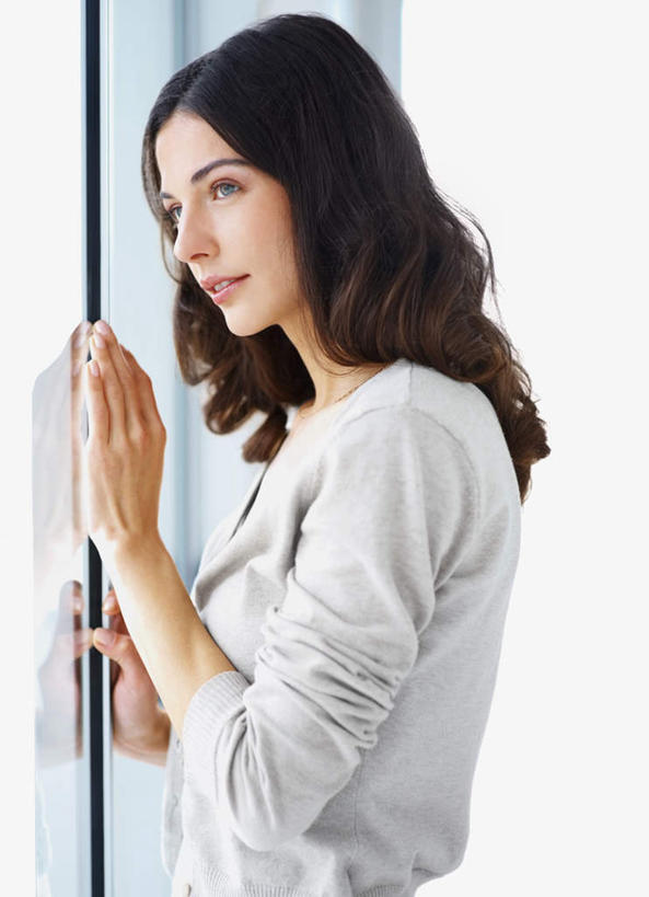 西方人,一个人,站,竖图,室内,白天,侧面,窗户,欧洲,欧洲人,仅一个年轻女性,仅一个女性,仅一个人,握,阴影,服装,反射,影子,墙,拿,拿着,注视,休闲装,玻璃窗,墙壁,墙面,衣服,白色,灰色,扶,观察,看,站着,休闲,休闲服,握着,服饰,观看,察看,扶着,关注,年轻女性,女人,女性,白种人,站立,半身,彩图