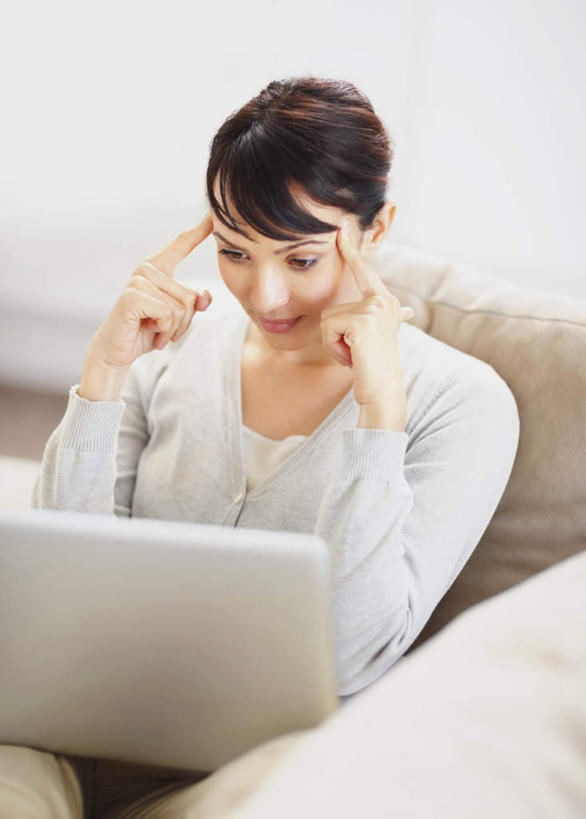 西方人,一个人,客厅,坐,举,竖图,俯视,室内,白天,电脑,笔记本电脑,沙发,欧洲,欧洲人,仅一个年轻女性,仅一个女性,仅一个人,指,阴影,服装,朦胧,模糊,反射,网络,影子,墙,注视,休闲装,方向,通讯设备,墙壁,墙面,衣服,白色,观察,看,手势,托,休闲,休闲服,服饰,观看,一台,察看,无线,起居室,指向,食指,关注,通信设备,无线网络,无线上网,便携式电脑,客堂,手提电脑,年轻女性,女人,女性,白种人,举起,举手,举着,向上举,向上伸,向上托,坐着,半身,彩图,高角度拍摄,皮沙发