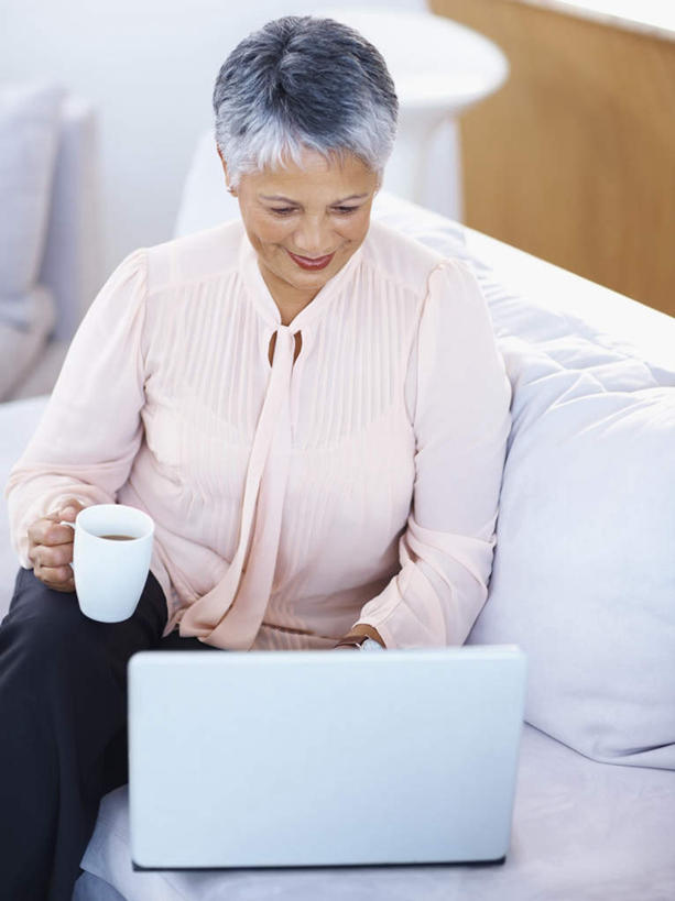 西方人,一个人,客厅,坐,笑,微笑,露齿笑,横图,俯视,室内,白天,电脑,笔记本电脑,沙发,杯子,欧洲,欧洲人,仅一个女性,仅一个人,敲打,阴影,朦胧,模糊,反射,网络,瓷器,影子,咖啡杯,陶瓷制品,注视,输入,通讯设备,白色,打字,低头,观察,看,仅一个老年女性,观看,点击,一台,敲击,察看,无线,起居室,关注,瓷杯,通信设备,无线网络,无线上网,便携式电脑,客堂,按键,手提电脑,老年女性,女人,女性,白种人,坐着,半身,彩图,高角度拍摄,皮沙发