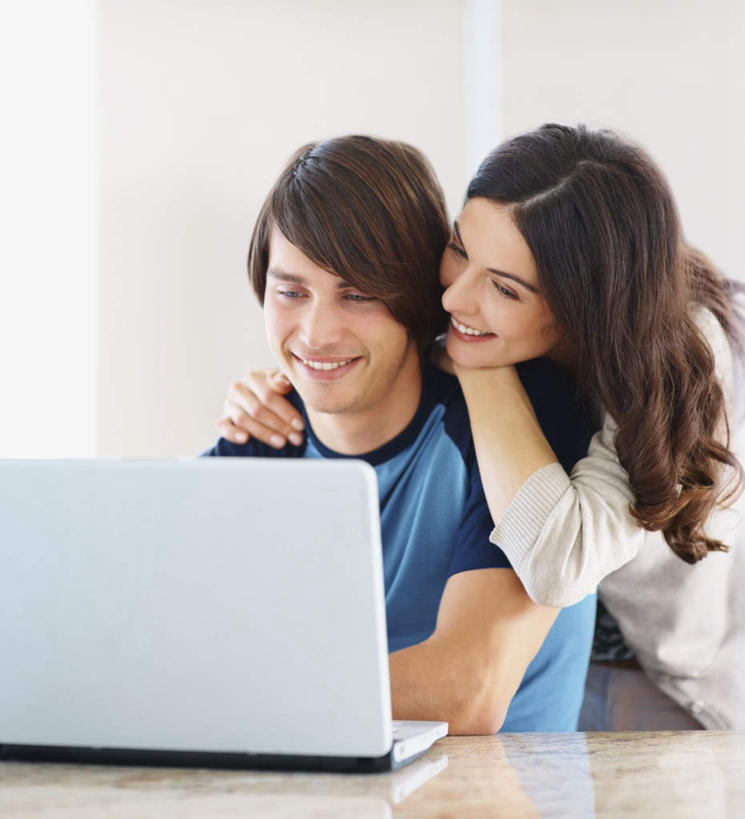 西方人,两个人,站,坐,抱,笑,微笑,露齿笑,竖图,室内,白天,正面,爱情,电脑,笔记本电脑,桌子,欧洲,欧洲人,握,阴影,服装,反射,网络,影子,办公桌,墙,浪漫,拿,拿着,注视,休闲装,通讯设备,墙壁,墙面,衣服,蓝色,白色,观察,看,站着,休闲,温暖,温馨,休闲服,恩爱,握着,恋人,服饰,抱着,观看,一台,和睦,察看,无线,搂着,关注,通信设备,无线网络,无线上网,便携式电脑,手提电脑,男人,男性,年轻男性,年轻女性,女人,女性,白种人,情侣,怀抱,搂,搂抱,相抱,拥抱,站立,坐着,半身,彩图,伴侣,融洽