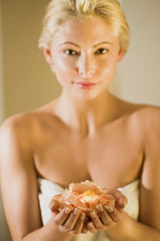 西方人,一个人,站,捧,笑,微笑,竖图,室内,白天,正面,性感,欧洲,欧洲人,仅一个年轻女性,仅一个女性,仅一个人,许多,阴影,反射,纺织物,影子,浴巾,墙,很多,注视,裸露,墙壁,墙面,花瓣,白色,毛巾,观察,看,清洁,站着,诱惑,观看,保暖,察看,关注,裸,火辣,透气,防水,储水,耐磨,吸水,年轻女性,女人,女性,白种人,端,端着,捧着,手捧,站立,半身,彩图