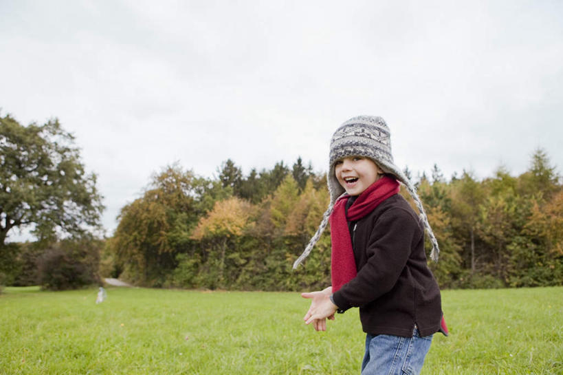 西方人,儿童,一个人,站,笑,微笑,露齿笑,横图,室外,白天,侧面,纯洁,草地,草坪,树林,植物,帽子,欧洲,欧洲人,仅一个男性,仅一个人,握,阴影,服装,装饰,光线,影子,棕色,拿,拿着,注视,休闲装,草,树,树木,小孩,衣服,红色,绿色,灰色,天空,阳光,自然,围巾,天,观察,看,站着,仅一个小孩,休闲,温暖,休闲服,可爱,童年,童趣,握着,服饰,生长,晴朗,成长,围脖,观看,保暖,华丽,点缀,察看,御寒,关注,童真,烂漫,无邪,万里无云,衬托,美观,雅致,雅观,编织帽,天真,男孩,男人,男性,白种人,孩子,晴空,晴空万里,站立,半身,彩图,男生