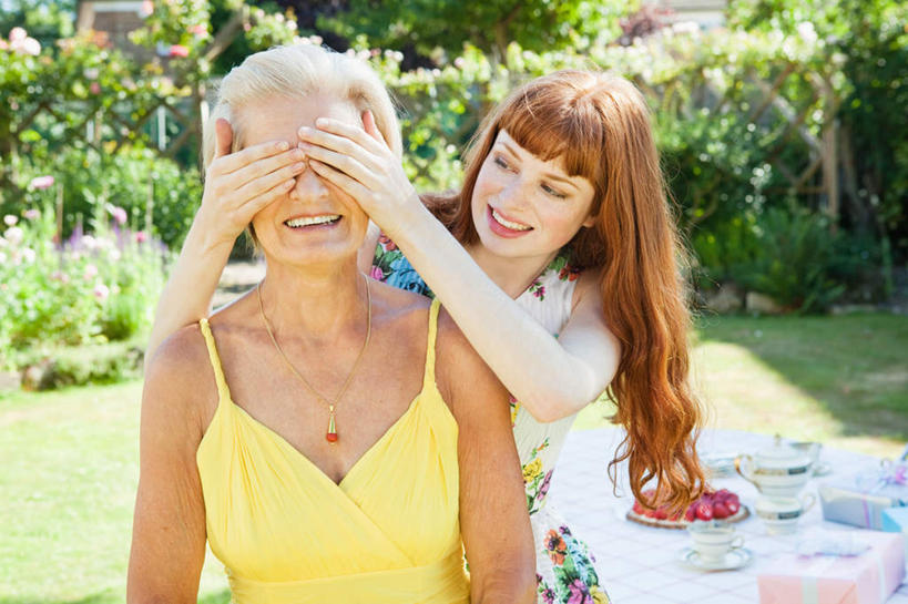 西方人,家庭,母亲,女儿,站,举,笑,微笑,露齿笑,横图,室外,白天,正面,草地,草坪,树林,植物,吊带,欧洲,欧洲人,阴影,服装,光线,影子,注视,吊带衫,休闲装,草,树,树木,衣服,黄色,绿色,阳光,自然,观察,看,托,站着,休闲,温暖,温馨,母女,一家人,休闲服,母爱,遮,遮掩,服饰,生长,成长,观看,和睦,察看,掩盖,遮挡,关注,遮盖,掩饰,年轻女性,女人,女性,中年女性,白种人,举起,举手,举着,向上举,向上伸,向上托,站立,半身,彩图,融洽