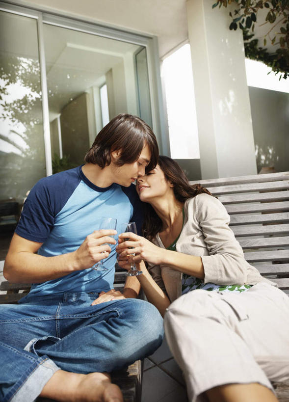 西方人,两个人,坐,握手,吻,盘腿,竖图,室外,白天,仰视,爱情,窗户,椅子,欧洲,欧洲人,阴影,服装,光线,影子,木椅,浪漫,注视,休闲装,玻璃窗,衣服,蓝色,白色,阳光,观察,看,休闲,温暖,温馨,休闲服,恩爱,恋人,服饰,观看,和睦,察看,关注,男人,男性,年轻男性,年轻女性,女人,女性,白种人,情侣,搀手,拉手,盘腿而坐,盘膝,盘着腿的,盘着腿坐,亲,亲吻,手搀手,手拉手,手牵手,手握手,双腿交叉,坐着,半身,彩图,低角度拍摄,伴侣,融洽