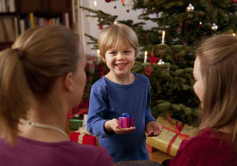 西方人,儿童,背部,家庭,站,笑,微笑,露齿笑,横图,室内,白天,正面,纯洁,植物,礼盒,礼物,项链,照明,欧洲,圣诞节,欧洲人,一根,阴影,服装,节日,庆祝,装饰,环绕,缠绕,反射,彩灯,挂饰,丝绸,丝带,影子,纸盒,墙,灯光,圣诞树,缎带,圣诞球,注视,休闲装,文化,墙壁,墙面,绸带,灯,盒子,球,装饰品,树,树木,小孩,衣服,红色,蓝色,绿色,自然,包装盒,饰品,首饰,礼品盒,灯具,观察,看,站着,庆典,休闲,球体,温暖,温馨,一家人,休闲服,可爱,童年,童趣,服饰,花灯,礼品,生长,成长,观看,纪念,华丽,修饰,照亮,点缀,和睦,察看,照明设备,关注,纠缠,童真,烂漫,无邪,衬托,美观,雅致,雅观,天真,男孩,男人,男性,年轻女性,女孩,女人,女性,白种人,孩子,站立,半身,彩图,融洽,男生,女生