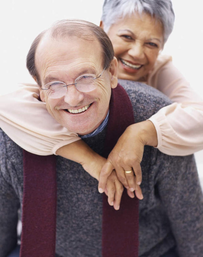 西方人,老年人,背,两个人,家庭,夫妻,站,抱,笑,双手交叉,微笑,露齿笑,竖图,室外,白天,正面,爱情,欧洲,欧洲人,阴影,服装,装饰,光线,眼镜,影子,浪漫,注视,休闲装,装饰品,衣服,红色,灰色,阳光,戒指,饰品,首饰,围巾,背着,观察,看,站着,休闲,温暖,温馨,一家人,休闲服,恩爱,恋人,服饰,围脖,抱着,观看,老花镜,保暖,华丽,信物,点缀,和睦,察看,搂着,权利,御寒,关注,衬托,美观,雅致,雅观,手饰,背负,远视眼镜,老年男性,老年女性,男人,男性,女人,女性,白种人,夫妇,情侣,怀抱,搂,搂抱,十字手,相抱,拥抱,站立,半身,彩图,伴侣,融洽