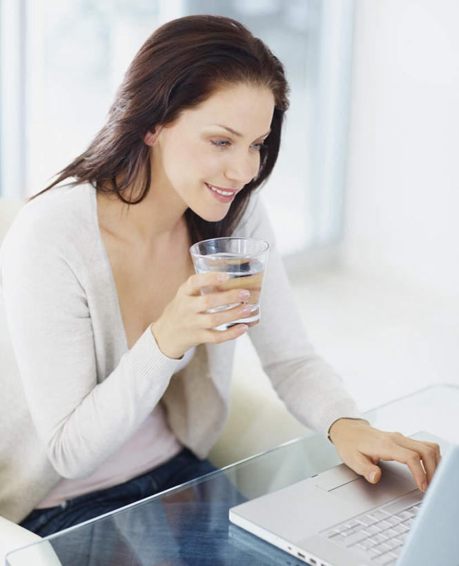 西方人,一个人,坐,笑,微笑,露齿笑,竖图,俯视,室内,白天,电脑,笔记本电脑,水,窗户,桌面,桌子,杯子,椅子,欧洲,欧洲人,仅一个年轻女性,仅一个女性,仅一个人,敲打,握,服装,朦胧,模糊,网络,木制,液体,墙,拿,拿着,注视,休闲装,输入,通讯设备,饮用水,玻璃窗,墙壁,墙面,玻璃制品,衣服,白色,木制品,水杯,矿泉水,打字,观察,看,休闲,休闲服,握着,服饰,观看,点击,一台,敲击,察看,无线,关注,通信设备,无线网络,无线上网,便携式电脑,蒸馏水,按键,手提电脑,年轻女性,女人,女性,白种人,玻璃杯,坐着,半身,彩图,高角度拍摄