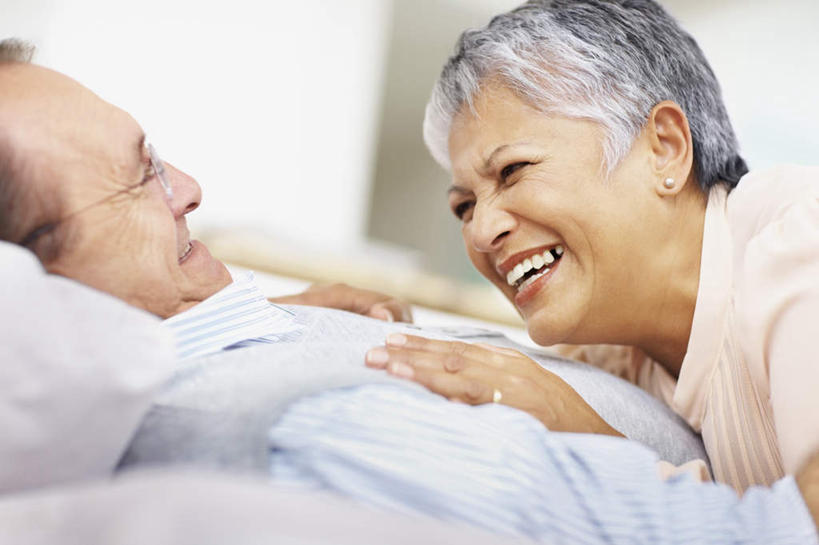 西方人,老年人,两个人,家庭,夫妻,客厅,躺,笑,微笑,露齿笑,横图,室内,白天,侧面,爱情,靠垫,沙发,欧洲,欧洲人,撑,服装,朦胧,模糊,墙,靠枕,浪漫,注视,休闲装,墙壁,墙面,衣服,垫子,枕头,观察,看,趴着,休闲,温暖,温馨,一家人,休闲服,恩爱,恋人,服饰,观看,和睦,察看,起居室,撑着,关注,布艺沙发,客堂,卧着,老年男性,老年女性,男人,男性,女人,女性,白种人,夫妇,情侣,趴,抬头,躺着,卧,仰头,半身,彩图,伴侣,融洽