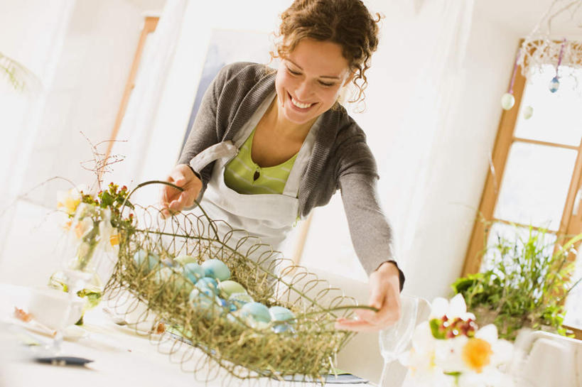 西方人,一个人,站,笑,交叉,微笑,露齿笑,横图,室内,白天,正面,植物,窗户,桌面,桌子,竹子,欧洲,复活节,欧洲人,仅一个年轻女性,仅一个女性,仅一个人,一堆,一条,许多,弯腰,握,堆叠,堆积,竹制,服装,节日,庆祝,编织,木制,篮子,盆栽,围裙,墙,蛋,盆景,很多,拿,拿着,注视,休闲装,文化,玻璃窗,墙壁,墙面,一个,衣服,绿色,自然,木制品,竹篮,观察,看,站着,庆典,休闲,休闲服,握着,服饰,生长,单个,成长,观看,纪念,竹条,堆,交织,察看,竹制品,关注,彩蛋,复活节彩蛋,弯身,穿插,年轻女性,女人,女性,白种人,站立,半身,彩图