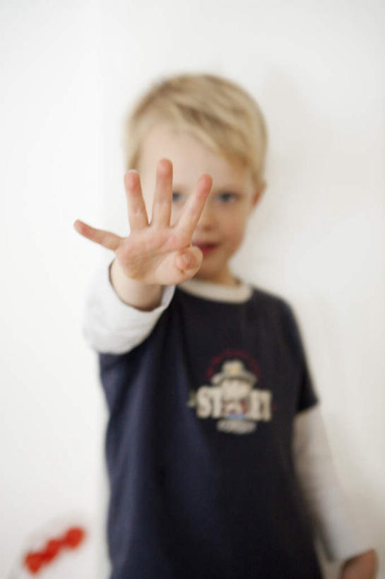 西方人,儿童,一个人,站,笑,微笑,露齿笑,竖图,室内,白天,正面,纯洁,欧洲,欧洲人,仅一个男性,仅一个人,服装,朦胧,模糊,墙,注视,休闲装,墙壁,墙面,小孩,衣服,观察,看,站着,仅一个小孩,休闲,休闲服,可爱,童年,童趣,服饰,观看,察看,张开五指,关注,童真,烂漫,无邪,天真,男孩,男人,男性,白种人,孩子,站立,半身,彩图,五指张开,男生