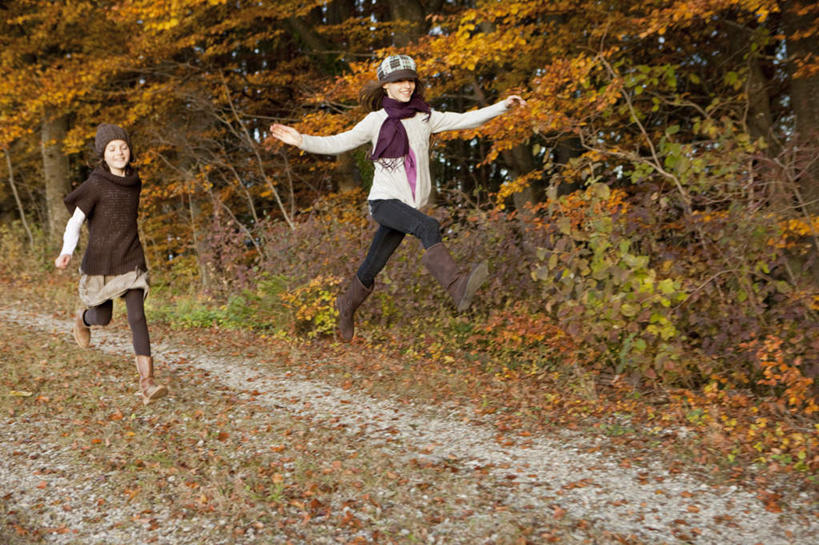 西方人,儿童,两个人,家庭,跑,伸展双臂,笑,微笑,露齿笑,横图,室外,白天,正面,纯洁,草地,草坪,植物,道路,路,帽子,欧洲,欧洲人,服装,装饰,小路,交通,扭头,注视,休闲装,草,树,树木,小孩,衣服,绿色,自然,围巾,观察,看,转头,休闲,温暖,温馨,一家人,休闲服,可爱,童年,童趣,服饰,生长,成长,围脖,观看,保暖,华丽,点缀,和睦,察看,御寒,关注,童真,烂漫,无邪,无边帽,衬托,美观,雅致,雅观,天真,女孩,女人,女性,白种人,敞开双臂,跑步,伸开双臂,展开双肩,张开手臂,张开双臂,彩图,全身,融洽,女生