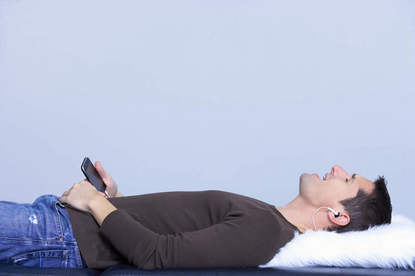 西方人,一个人,躺,闭眼,横图,室内,白天,侧面,陶醉,快乐,满意,幸福,床,靠垫,欧洲,欧洲人,仅一个男性,仅一个人,握,蓝色背景,服装,裤子,双人床,床单,靠枕,音响,音乐,拿,音乐播放器,拿着,牛仔裤,休闲装,娱乐,被子,仅一个年轻男性,一个,衣服,白色,耳机,随身听,垫子,枕头,享受,休闲,休闲服,放松,搭,握着,摄影,服饰,影棚,单个,舒适,被单,享乐,搭着,MP3播放器,卧着,男人,男性,年轻男性,白种人,闭眼睛,闭着眼,闭着眼睛,躺着,卧,半身,彩图,影棚拍摄,拍摄,播放器,沉醉