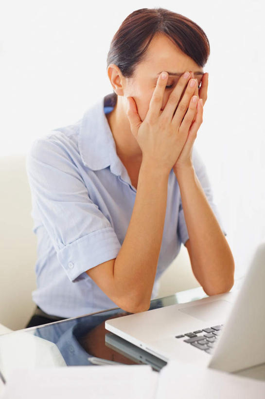 西方人,一个人,商务人士,商务女性,办公室,坐,竖图,室内,白天,正面,电脑,笔记本电脑,桌子,椅子,欧洲,欧洲人,仅一个女性,仅一个人,套装,网络,办公桌,注视,通讯设备,观察,看,仅一个中年女性,遮,遮掩,观看,察看,无线,掩盖,遮挡,关注,通信设备,商务装,无线网络,无线上网,便携式电脑,工薪阶层,遮盖,掩饰,手提电脑,女人,女性,中年女性,白种人,白领,上班族,坐着,半身,彩图