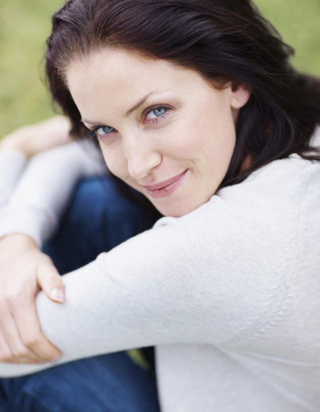 西方人,一个人,坐,笑,微笑,竖图,俯视,室外,白天,草地,草坪,植物,欧洲,欧洲人,仅一个年轻女性,仅一个女性,仅一个人,服装,裤子,朦胧,模糊,注视,牛仔裤,休闲装,草,衣服,绿色,观察,看,休闲,休闲服,服饰,抱膝,观看,察看,关注,年轻女性,女人,女性,白种人,坐着,半身,彩图,高角度拍摄