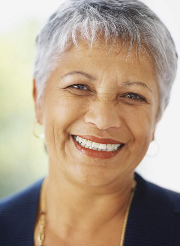 西方人,脸,头,脸颊,一个人,笑,微笑,露齿笑,竖图,室内,特写,白天,正面,欧洲,欧洲人,仅一个女性,仅一个人,服装,朦胧,模糊,注视,休闲装,肩膀,衣服,白色,观察,看,休闲,休闲服,服饰,仅一个老年女性,观看,察看,关注,老年女性,女人,女性,白种人,头部,直发,脸部,脸蛋,面部,半身,彩图,短发