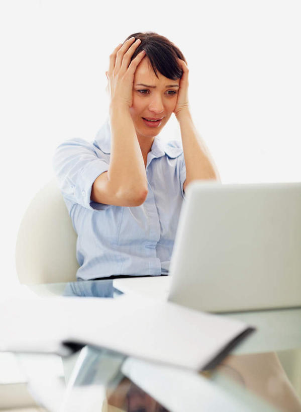 西方人,一个人,商务人士,商务女性,办公室,坐,竖图,室内,白天,正面,电脑,笔记本电脑,桌子,椅子,欧洲,欧洲人,仅一个女性,仅一个人,抱头,套装,网络,办公桌,注视,通讯设备,观察,看,仅一个中年女性,观看,察看,双手抱头,无线,关注,通信设备,商务装,无线网络,无线上网,便携式电脑,工薪阶层,捧首,捧头,手提电脑,女人,女性,中年女性,白种人,白领,上班族,坐着,半身,彩图